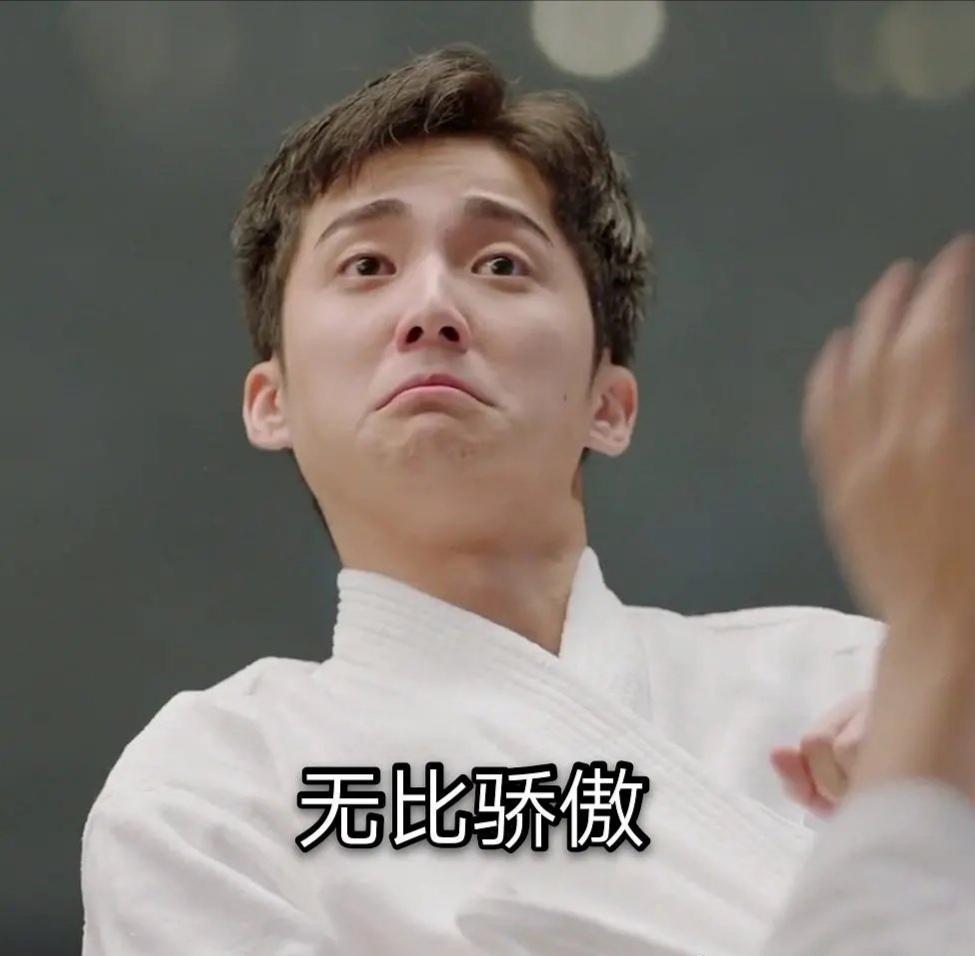 赵丽颖王一博录节目蓝色吊带上衣,赵丽颖王一博快本对视说话