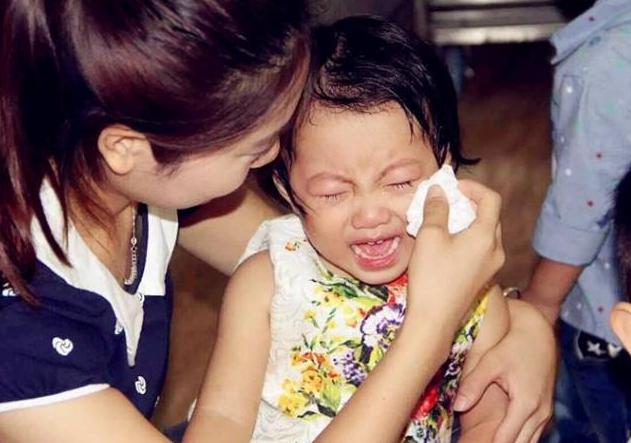 2岁宝宝受惊吓后，婆婆的操作获医生夸赞，让儿媳心服口服