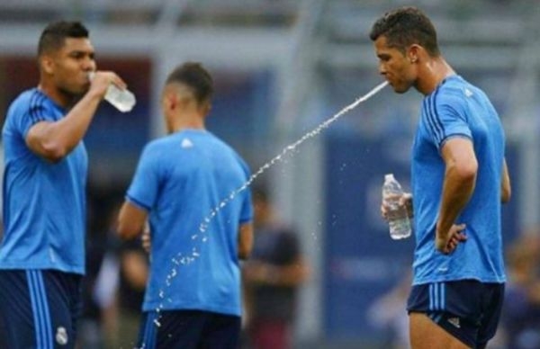 为什么足球员喝的水要吐出来,为什么足球员喝完水又要吐掉呢