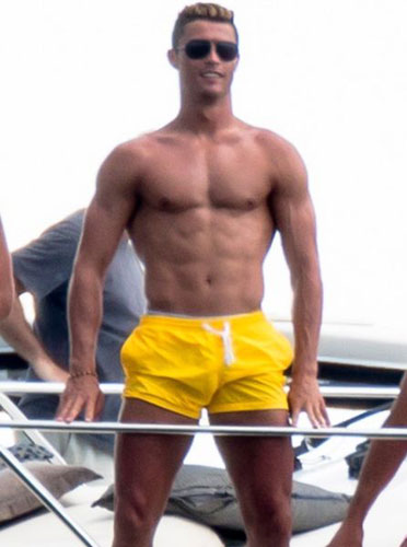 c罗半遮脸,c罗半跪拳击拍照