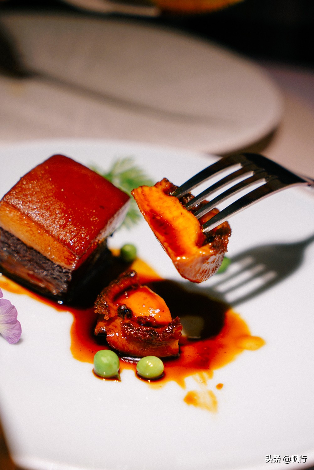 这家北京二环内的粤菜馆，装修获大奖，松板肉、乳鸽、罗氏虾惊艳