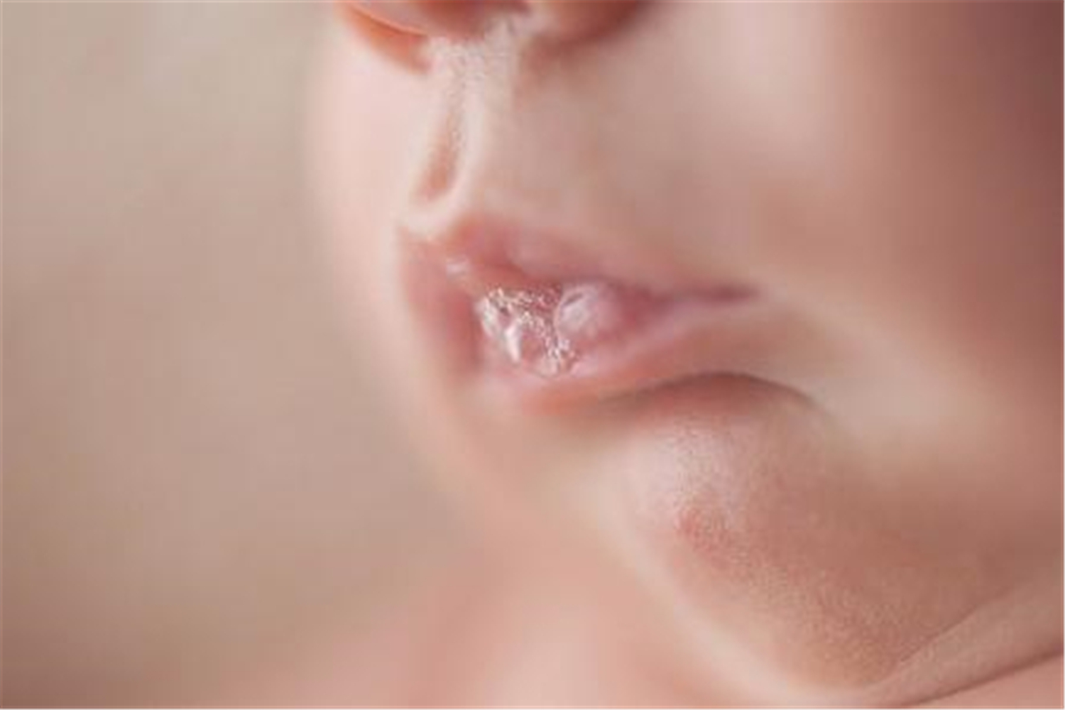 宝宝溢奶吐奶期一般是多久,宝宝溢奶吐奶怎么办多注意姿势