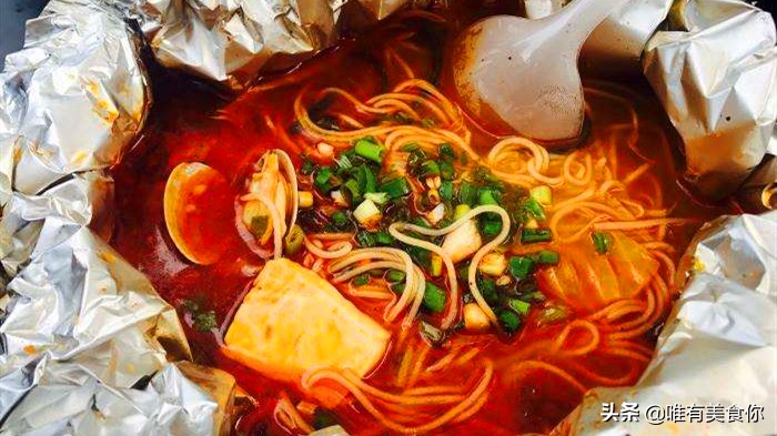 火爆地摊美食锡纸花甲米线，做法很简单，1勺金汤料成就的美味