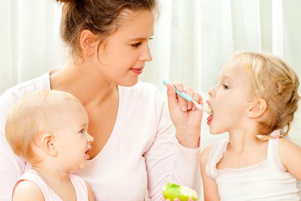 宝宝吃太饱长不高隐患,宝宝吃太饱会睡不安稳