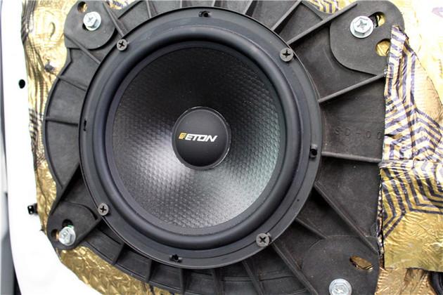 赤峰鑫航汽车音响改装丰田塞纳改装二分频喇叭四门隔音加装超低音