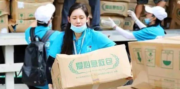 她是中国知名的韩国演员,从小被母亲诅咒“去死”,还被骗拍裸照