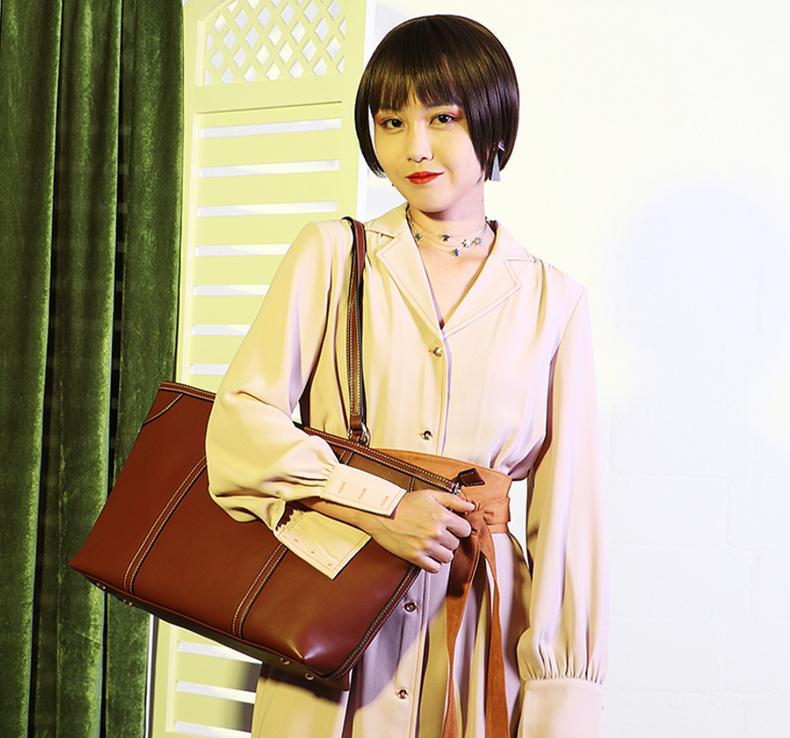 包包也有中性风，混搭帅气造型