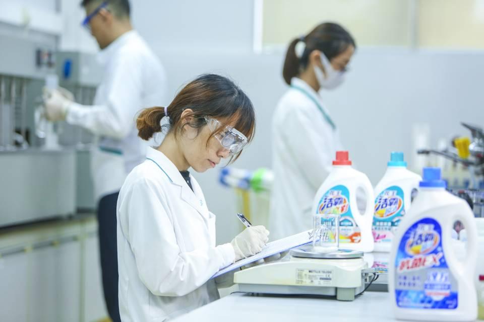 梅雨季节洗换季衣服容易发霉吗,花王洁霸瞬清和除菌