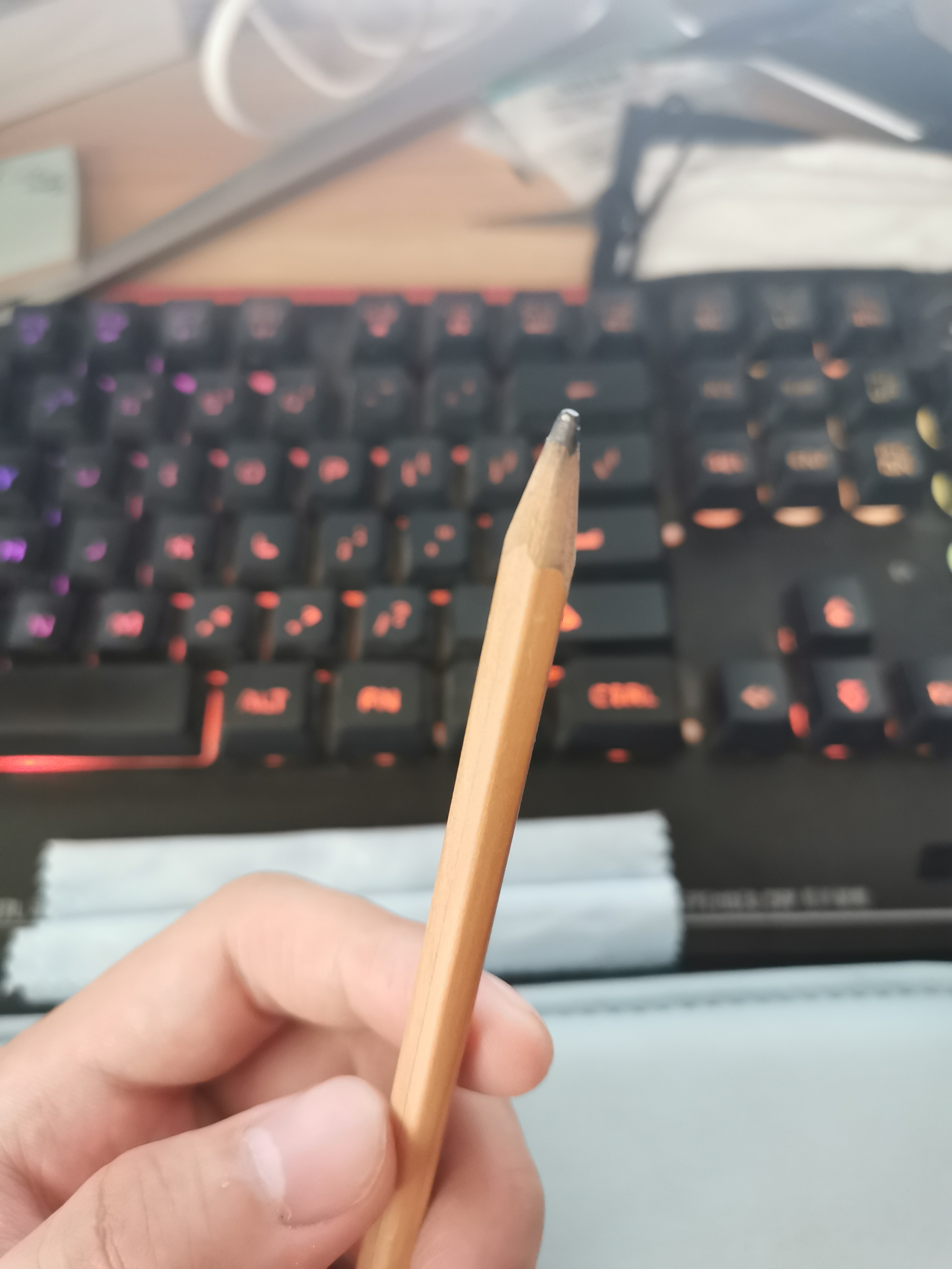 房间门锁扣生锈开关时费力怎么办,一支笔一分钟就能解决