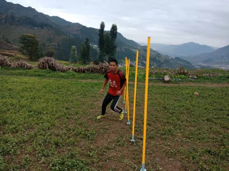 上不起足校自制玉米地球场一个彝族少年的足球梦