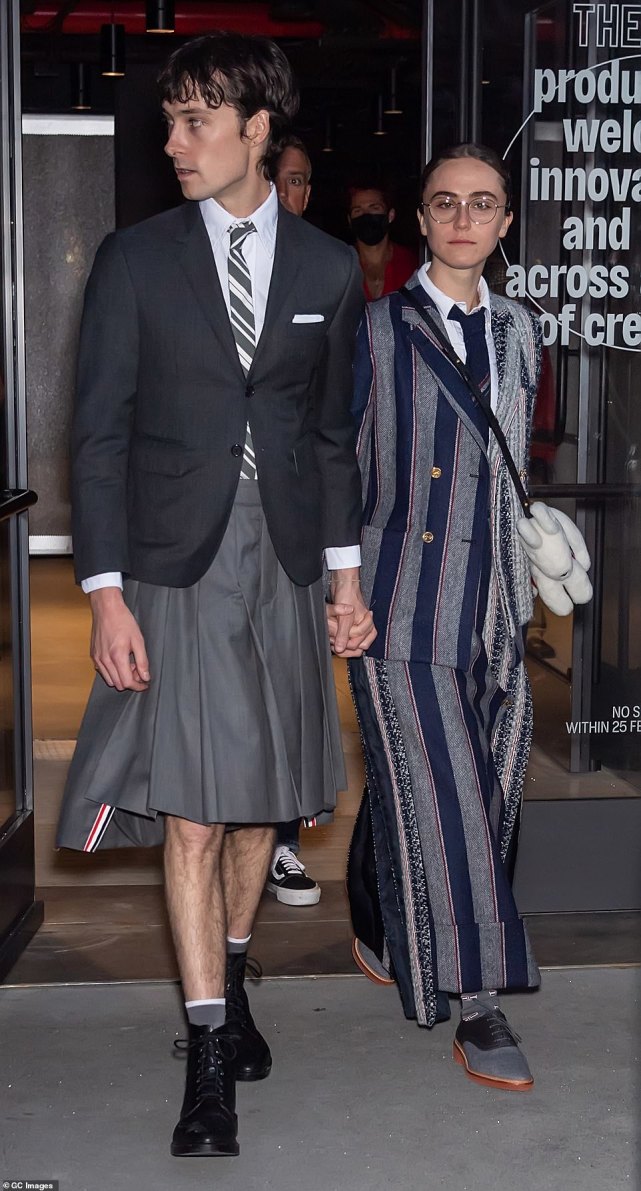 美副总统22岁继女看秀，看着普通却是签约模特，男友穿JK制服陪伴