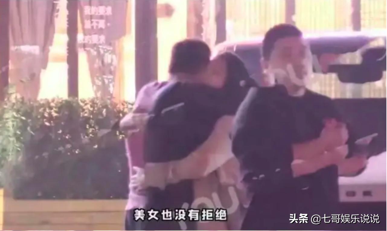 杨坤与多名美女亲密互动,杨坤夜会照片