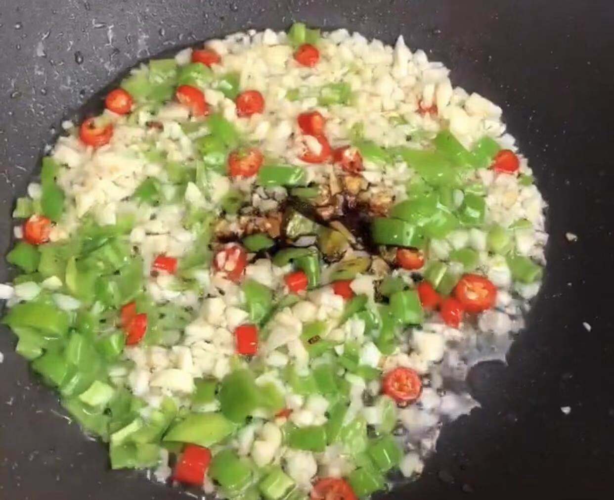 椒盐皮皮虾很入味直接上手扒开吃,椒盐皮皮虾的最全做法