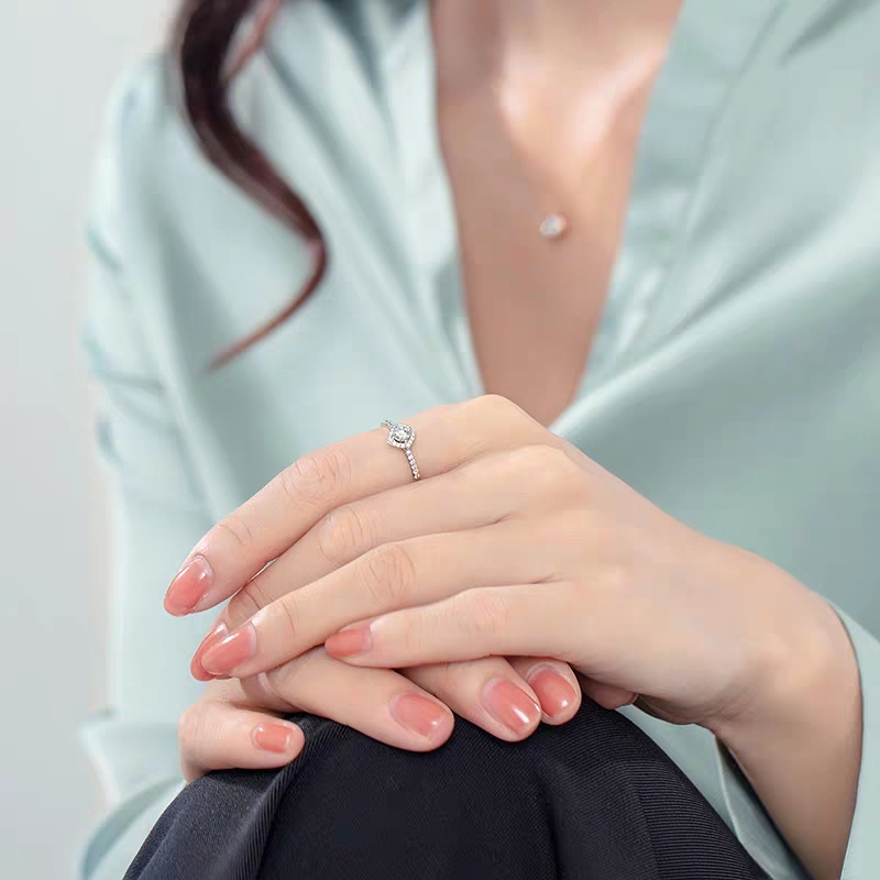 18k金做钻石戒指为什么是白的,铂金戒托镶嵌的是什么钻石