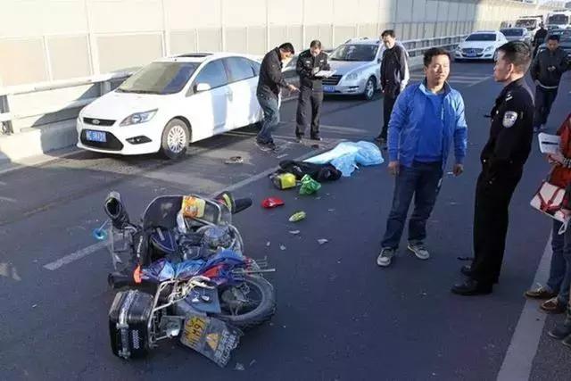 行人闯红灯被撞怎么判定责任,行人闯红灯被撞怎么分责任