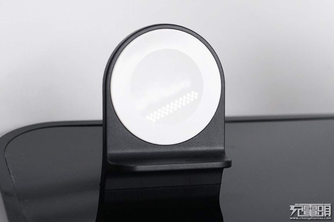 mophie二合一无线充电底座,mophie推出四合一无线充电器