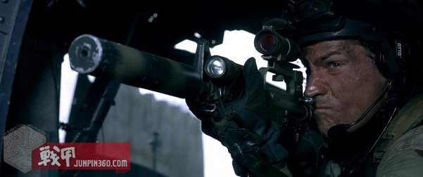 美国黑鹰战机坠落视频,十部顶级战争大片黑鹰坠落