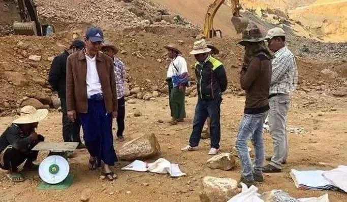 2018香港保利翡翠拍卖价格,保利春拍翡翠手镯5000万