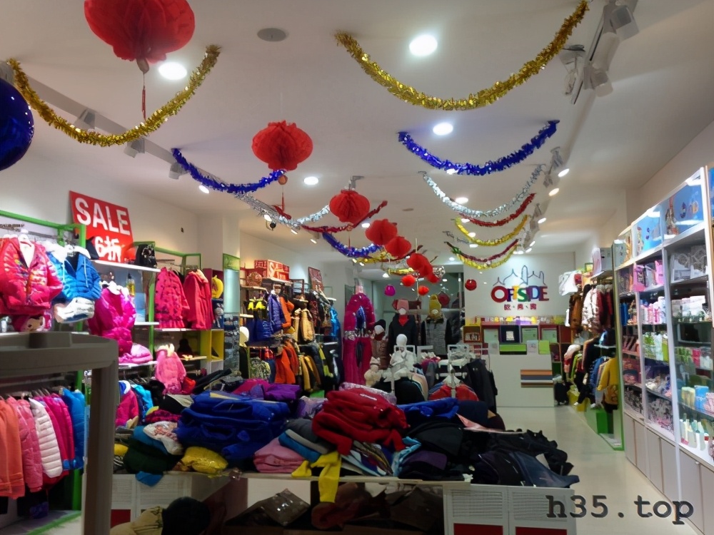 最新童装店双门头装修效果图,童装店怎么装修才有顾客