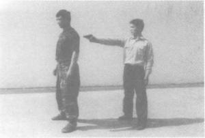 警用防暴棍和匕首警拳,警用防暴橡胶棍杀伤力