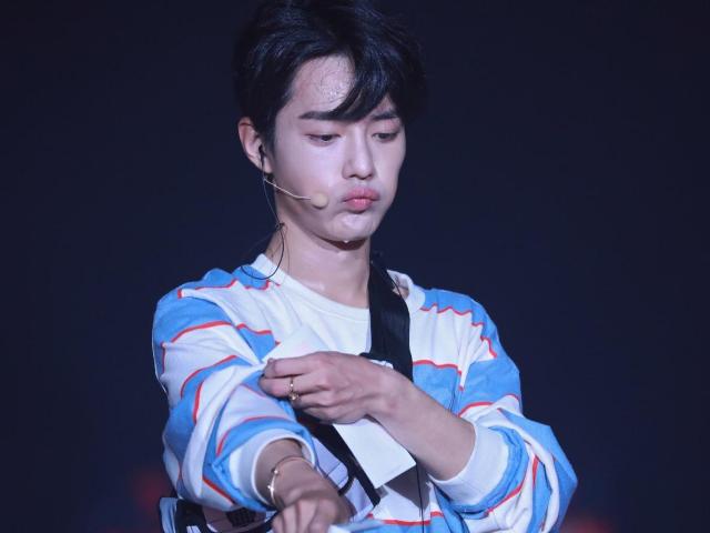 唱歌忘词机智补救男团,唱歌忘词名场面王俊凯