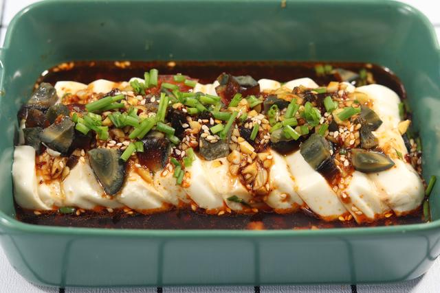 如何巧切皮蛋不粘刀呢,皮蛋豆腐怎么做不出水