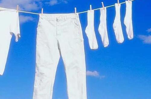 放久的白衣服发黄了怎么可以洗白,衣服发黄怎么办一招干净如新