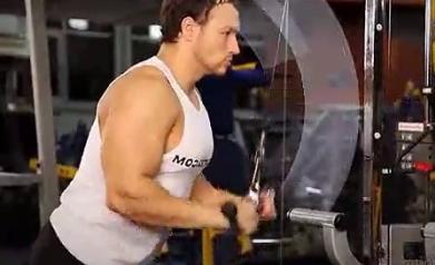 绳索拉力器下拉动作要领,站立式脚蹬拉力器的正确锻炼方法