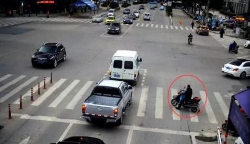 电动车闯红灯撞上叉车谁的责任,电动车闯红灯导致后面车辆追尾