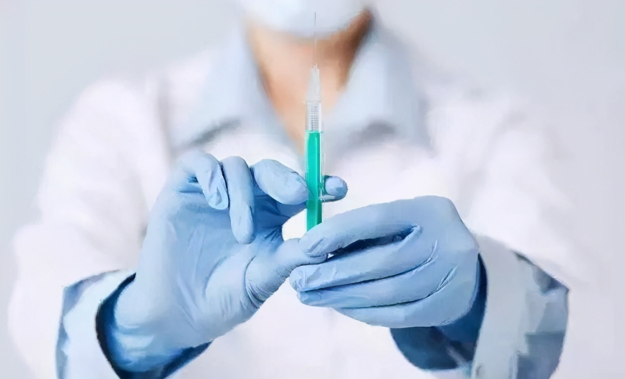 肩关节脱位患者需进行复位治疗，警惕再脱位的发生，给予制动治疗