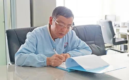 挺身担重任尽职为重症——记曲靖市第二人民医院重症医学科主任缪建章