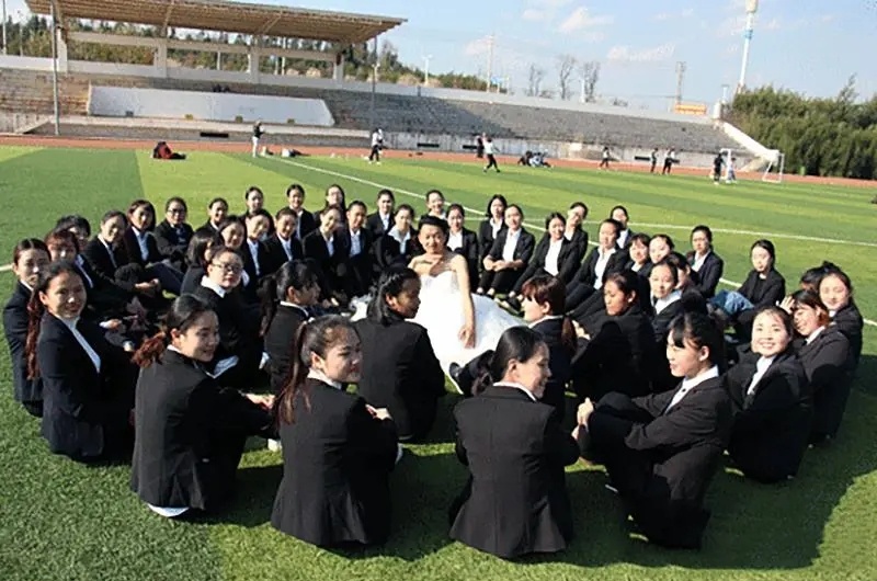 大学毕业照只有一个男生,大学男生毕业照穿婚纱