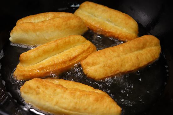 油条开店成本低的配方,做生意油条做法和配方的全过程