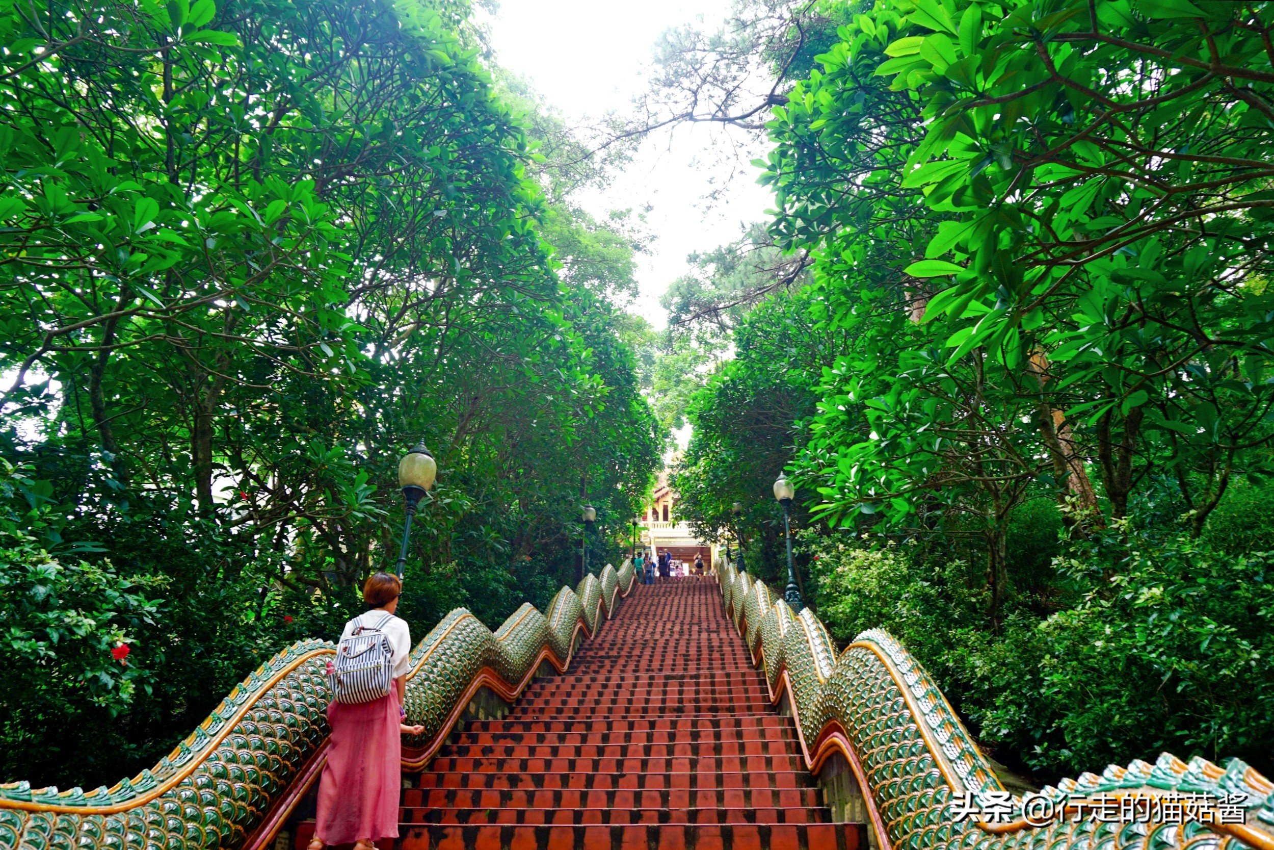 西双版纳曼听公园傣王宫简介,西双版纳曼听御花园的傣王是谁