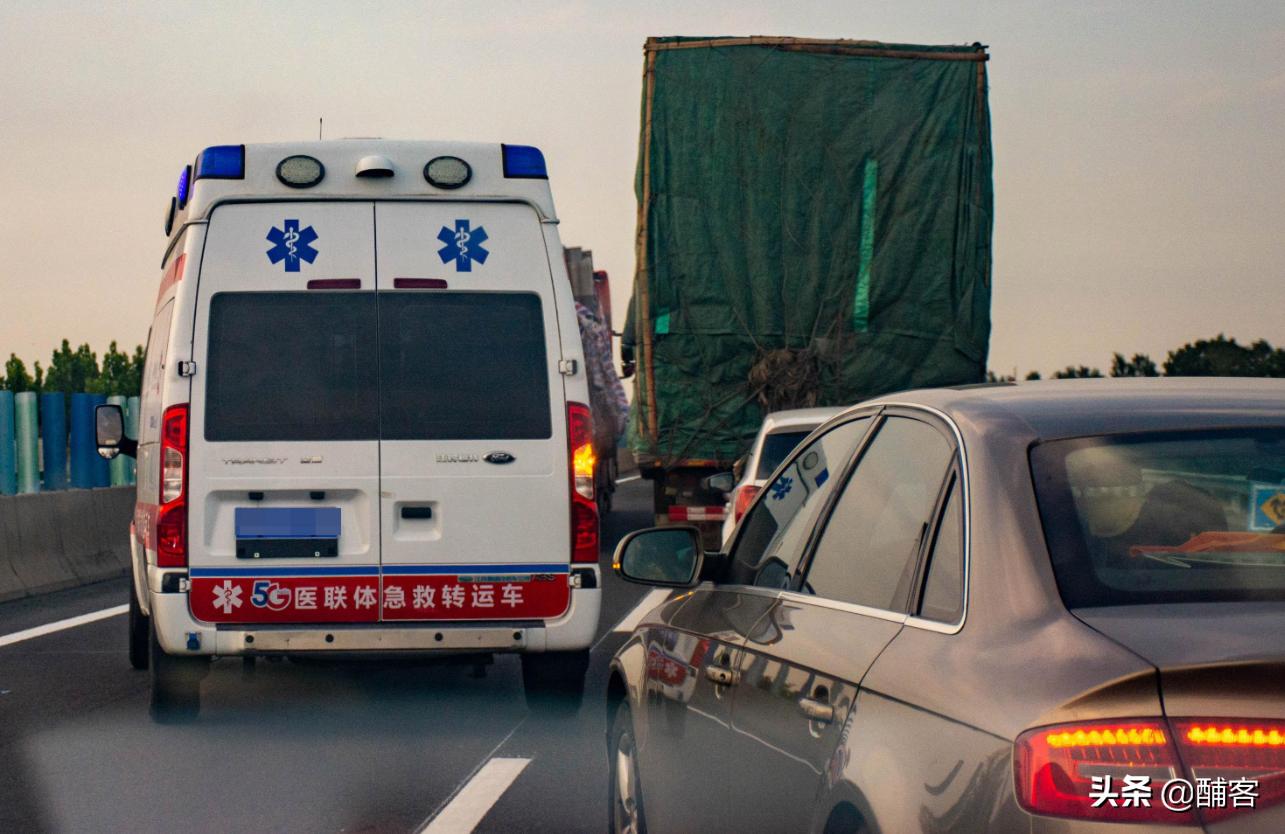 救护车人间百态解析,理解救护车里的人间百态