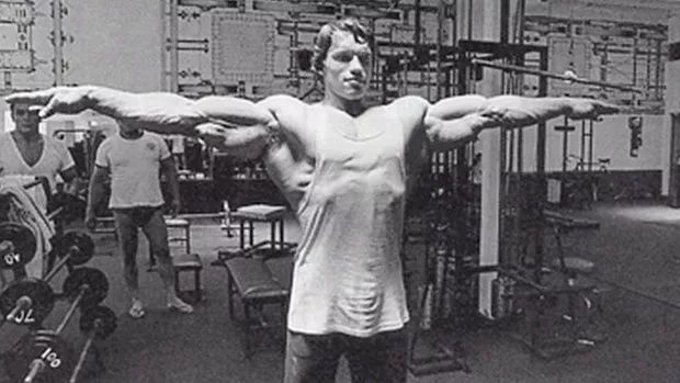 如何快速练出明显的手臂肌肉徒手,无器械手臂爆发力怎么练