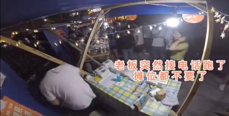 暖心城管照看无人地摊，亲自上阵，结果喜当干爹