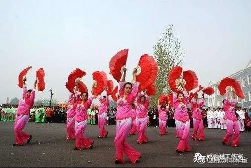 人跳广场舞腰扭了,人跳的广场舞