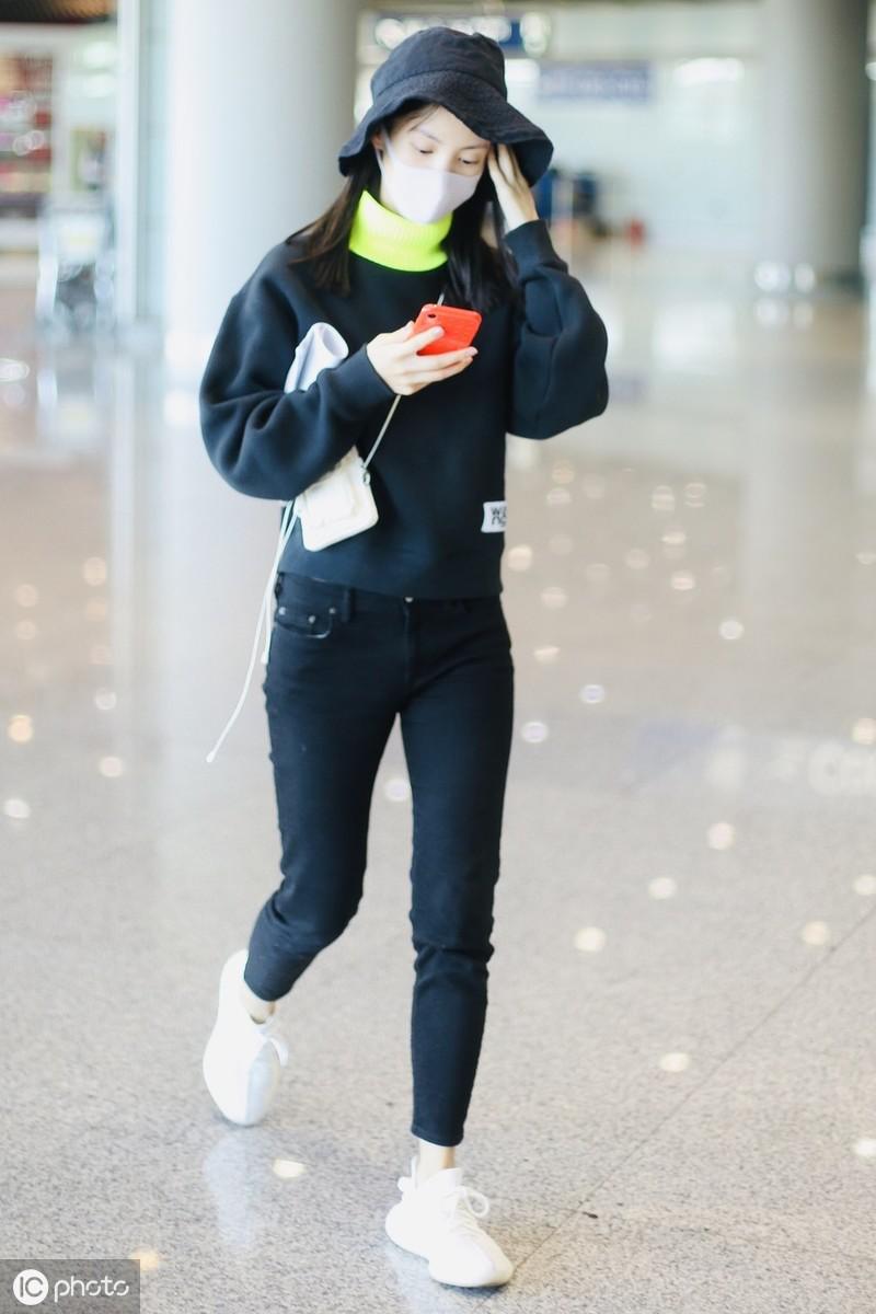 金晨现身机场，穿一身黑就脖子配荧光，背袖珍包斜跨超可爱