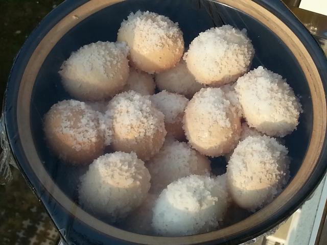 现在腌咸鸭蛋最合适，3步搞定，半个月就能吃，个个金黄起沙流油