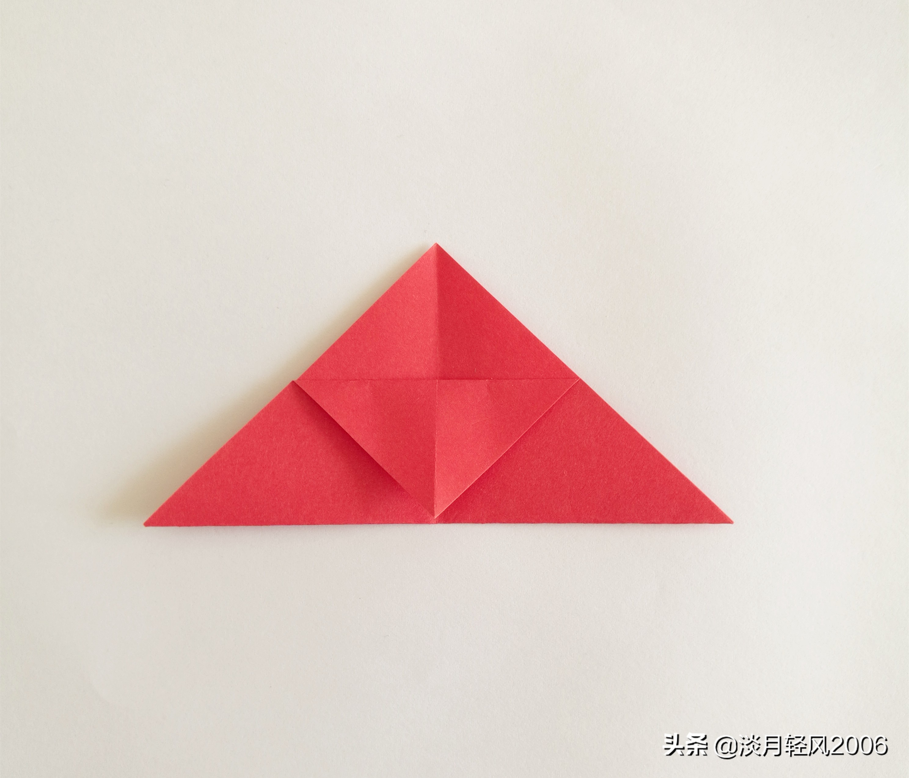 简单有趣的卡纸折心,小孩子拿卡纸折爱心