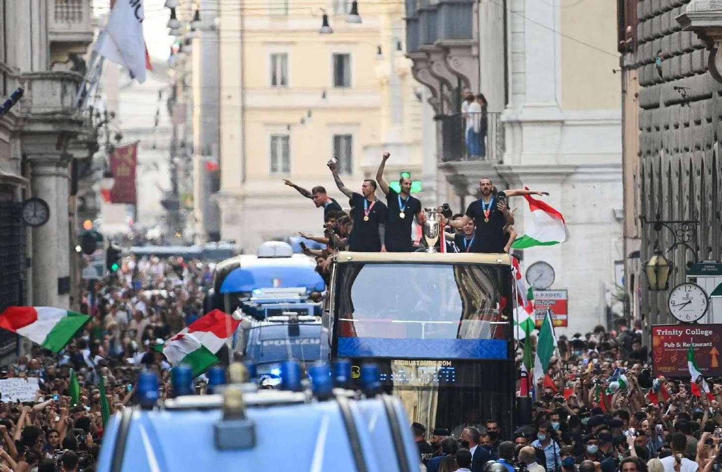 意大利带足球回家！罗马城万人空巷，基耶利尼头戴王冠