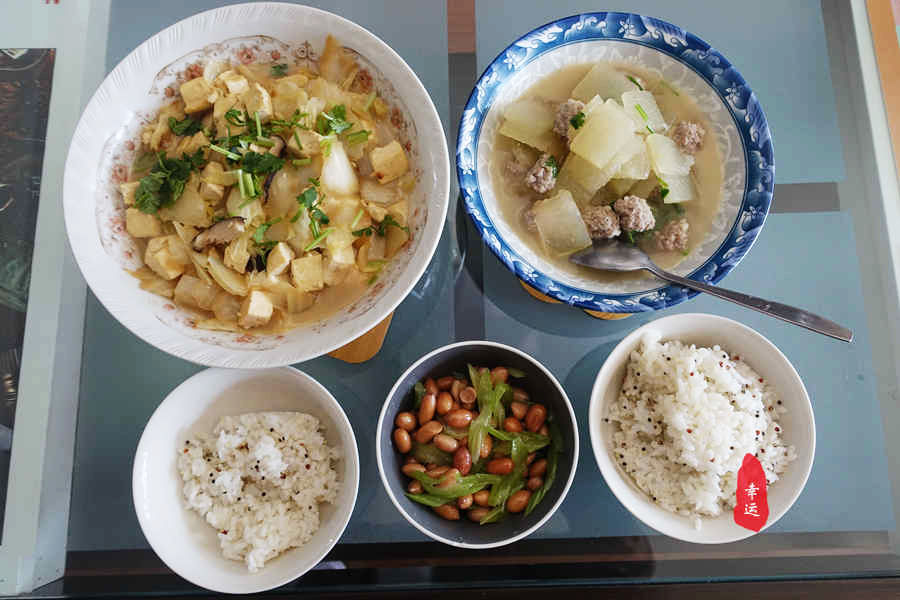 老两口三天的正午饭，荤素合理搭配，吃着顺口不觉单调