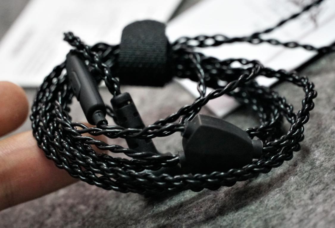 摧毁100元以下所有耳机年度*弹核**级白菜!138元最酷的类定制耳机