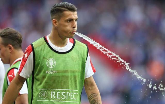 足球运动员为什么总瞬间胆怯,足球运动员如何喝水