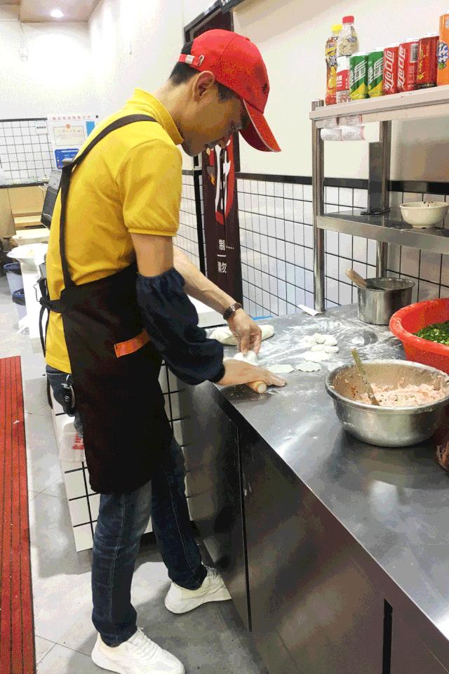 一口勾魂!这家网红烤饼店凭借独特的口感征服了无数的游客