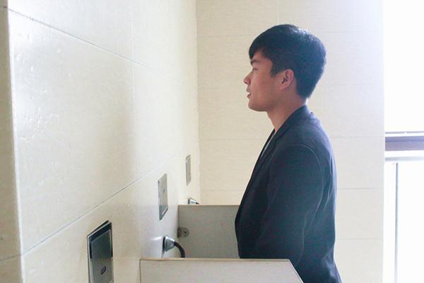 马桶水位高会溅到屁股上怎么办,马桶里的水溅到屁股上会得病吗