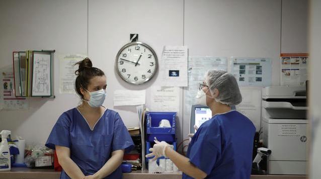 西方国家已经乱套?法国多名护士镜头前裸体抗议,原因令人理解