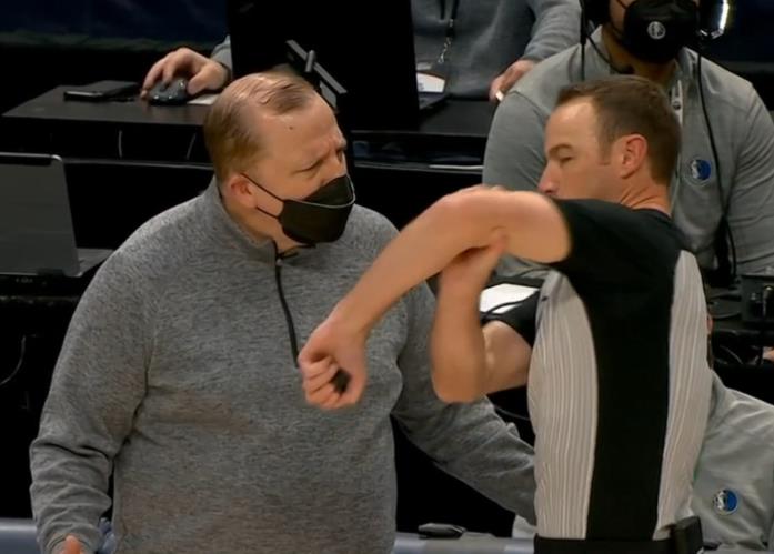 独行侠vs雷霆g3东契奇被肘击,徐静雨解说东契奇被肘击