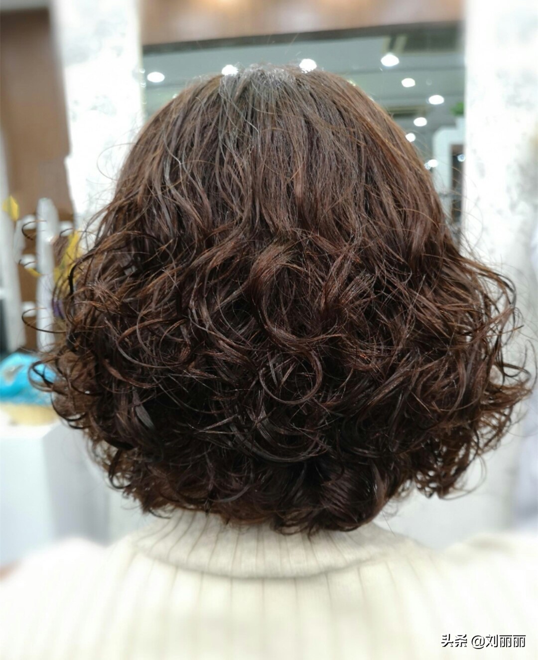 好看又时尚的发型最新款,40-50岁洋气烫发型中长发大圆脸
